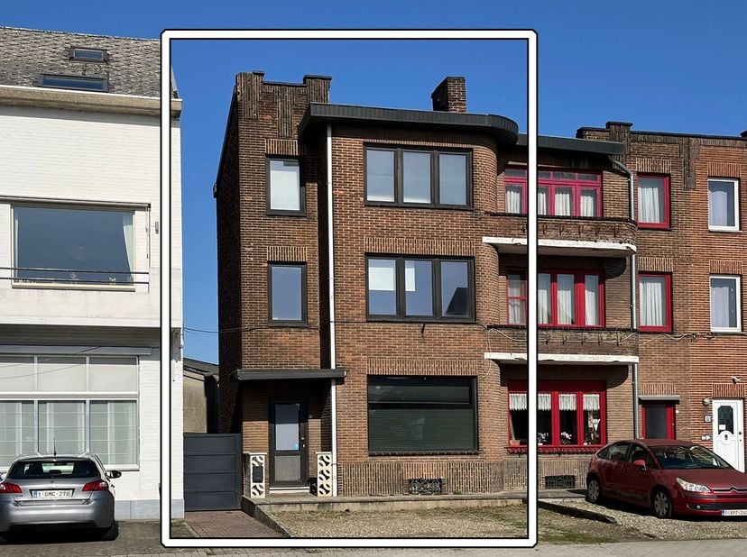 Aan de rand van Stokkem-centrum, tegenover apotheek en op wandelafstand van scholen gelegen  3-gevelwoning met 4 slaapkamers en tuin. De woning heeft