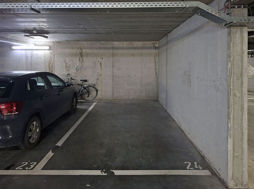 Place de parking souterraine (niveau -1) dans le quartier Bellevue et à distance de marche du complexe de bureaux Zuidpoort. Disponibilité immédiate.