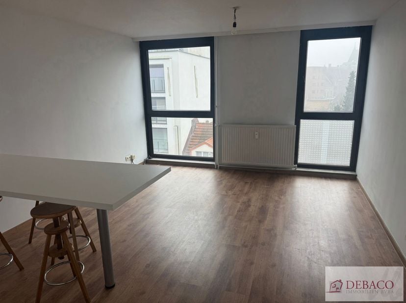 Goed gelegen en gerenoveerde mooie studio op de vierde verdieping (uniek zicht op Stad Leuven).<br />
Deze studio bestaat uit inkomhal, woonkamer met