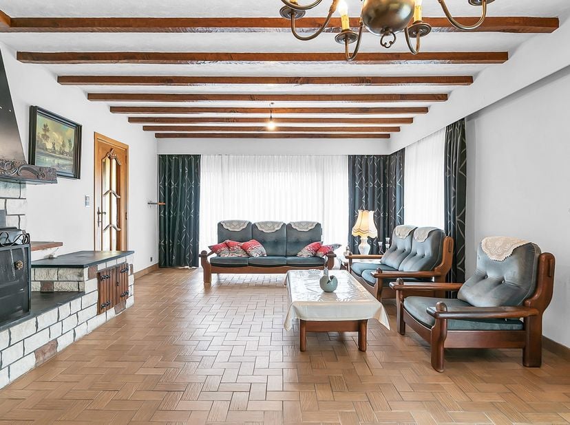 Bent u op zoek naar een degelijk onderhouden gelijkvloerse woning met een ruime tuin, praktische indeling en tal van mogelijkheden? Dan is deze verzor