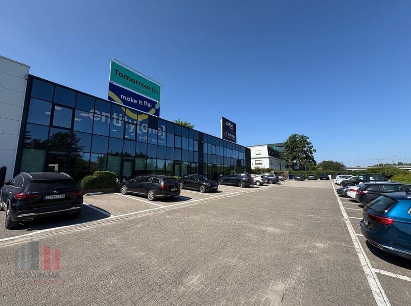 Dit kantoorgebouw aan de Ottergemsesteenweg in Gent biedt een unieke kans voor bedrijven die op zoek zijn naar een strategische locatie met maximale z