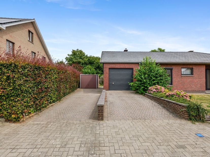 Bent u op zoek naar een vrijstaande woning met een praktische indeling en heel wat potentieel? Dan is deze open bebouwing, gelegen aan de Tiende Meist