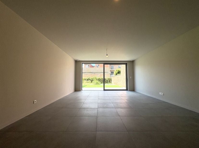 uim energiezuinig nieuwbouwappartement op het gelijkvloers  met 2 slaapkamers<br />
Ligging: Dit energiezuinige nieuwbouwappartement is centraal geleg