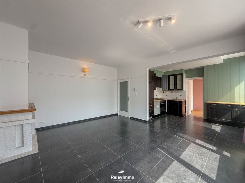 Très bel appartement deux chambres avec grande terrasse !<br />
<br />
Composition:<br />
Hall d'entrée avec espace de rangement, living lumineux c