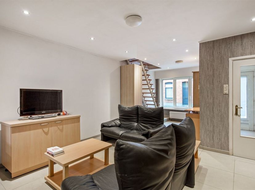 Centraal gelegen rijwoning<br />
Ligging<br />
De woning is gelegen in een aangename residentiële buurt met een uitstekende bereikbaarheid. Winkels, s