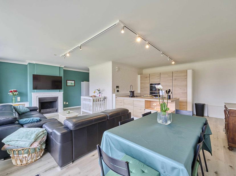 Instapklaar en verrassend ruim tweeslaapkamerappartement op toplocatie in (Neer)Pelt<br />
Dit verrassend ruime tweeslaapkamerappartement bevindt zich