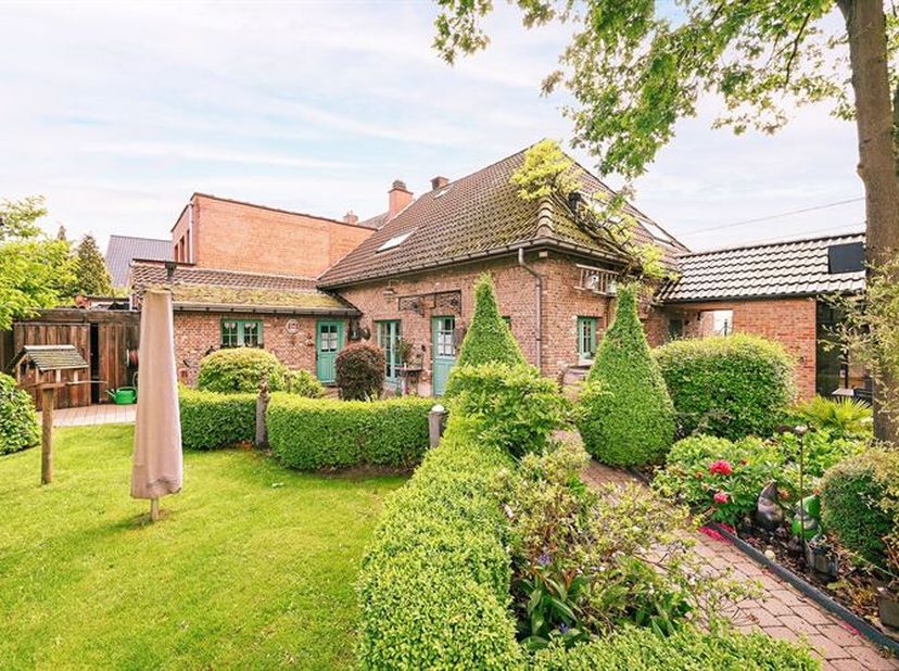 Bekijk deze woning uitgebreid op www.koosi.be<br />
Deze supergezellige woning met 3 slaapkamers is gelegen in de Tuinweg op de grens van Lint, Boecho