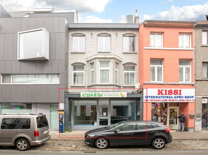 Dit goed gelegen handelsgelijkvloers in de Dampoortstraat is op zoek naar een nieuwe ondernemer. Het pand heeft een mooie etalagebreedte en biedt heel