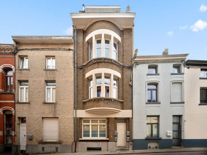 Op slechts 5 minuten wandelen van het centrum van Tervuren en het prachtige park bevindt zich dit ruime en lichtrijke duplex appartement van 108 m², g