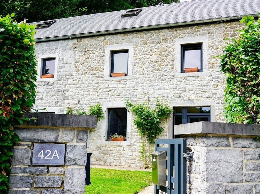 Proche de Wierde, dans le village de Faulx-les-Tombes, cette charmante maison 3 façades en pierre du pays a bénéficié dune rénovation soignée qui met