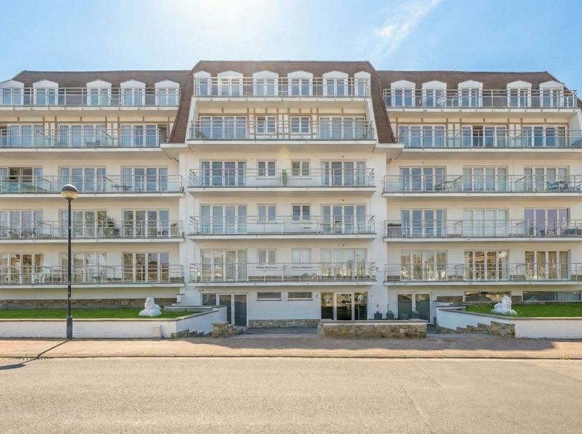 Cet appartement plain-pied a une superficie généreuse de 160 m² et profite d’une situation exceptionnelle à Duinbergen au parc Jozef Stübben et à quel