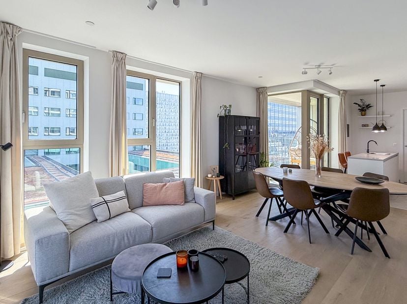 Dit lichtrijke hoekappartement bevindt zich op de 12e verdieping van de iconische residentie ‘Doktoren’, een realisatie van Binst Architecten uit 2022