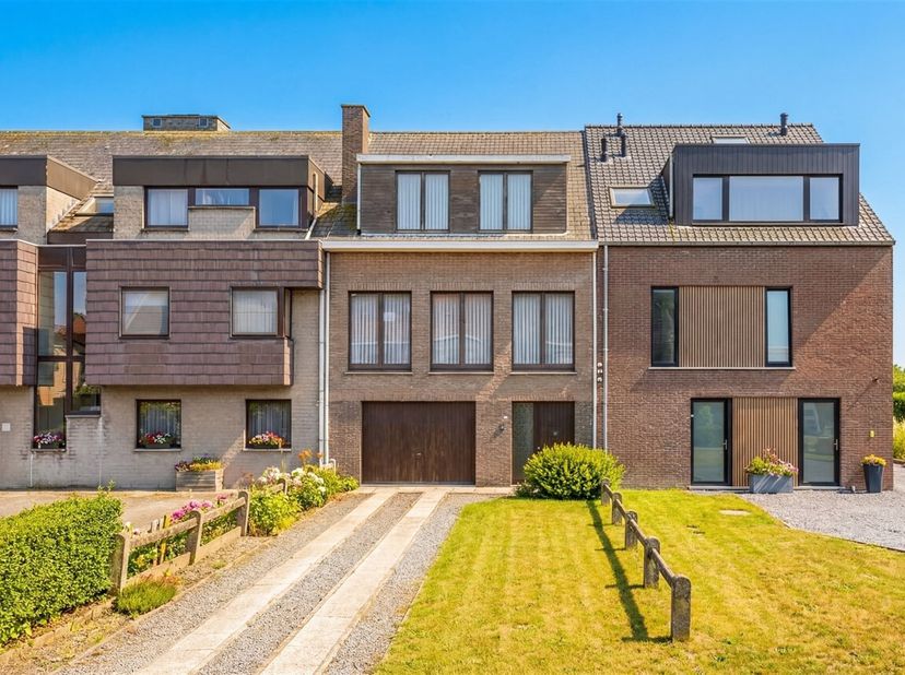 Welkom bij deze interessante belle-étage rijwoning, gelegen te Kwatrechtsteenweg 21 Wetteren. Deze woning is gelegen dichtbij alle voorzieningen zoals