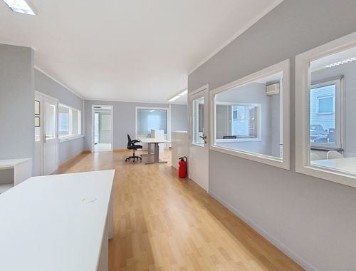                                         Bureaux à louer à Wondelgem, € 2.000
