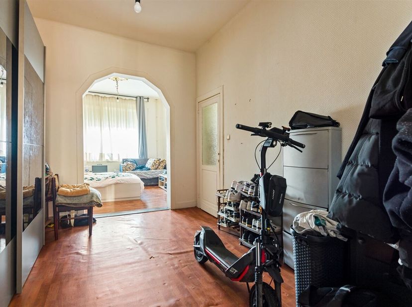 We treffen deze uitstekend gelegen woning aan in de Pennepoelstraat 29 te Mechelen. Een kindvriendelijke buurt op slechts enkele minuten afstand van M
