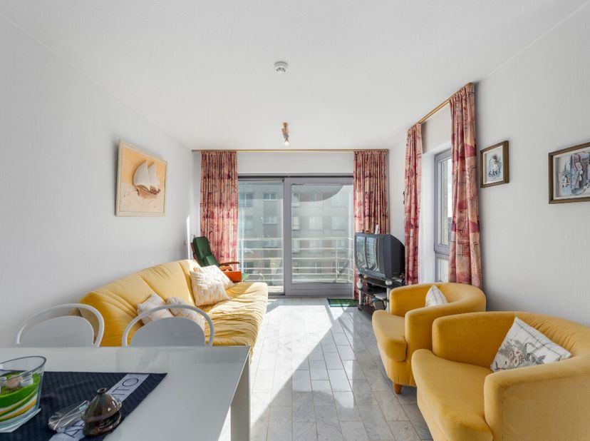 Blankenberge: Appartement met zeezicht en terras te koop! Droomt u van een eigen plek aan zee of bent u op zoek naar een interessante investering? Ont