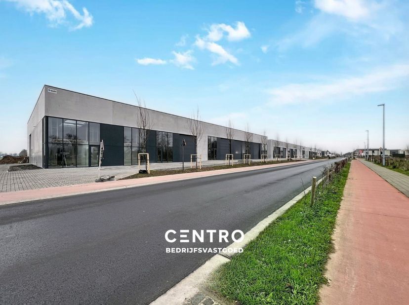 Benaderende bruto-AFMETINGEN:&amp;nbsp;<br />
276,39 m²:&amp;nbsp; 10,60m&amp;nbsp; x 26,07m&amp;nbsp;<br />
3 parkeerplaatsen<br />
<br />
AFWERKING:<br />
- De unit