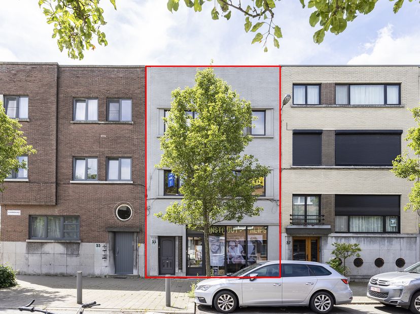 APPARTEMENTSGEBOUW MET HANDELSGELIJKVLOERS -<br />
<br />
Zeer gunstig gelegen building.<br />
Bestaande uit een commercieel gelijkvloers en 2 apparte