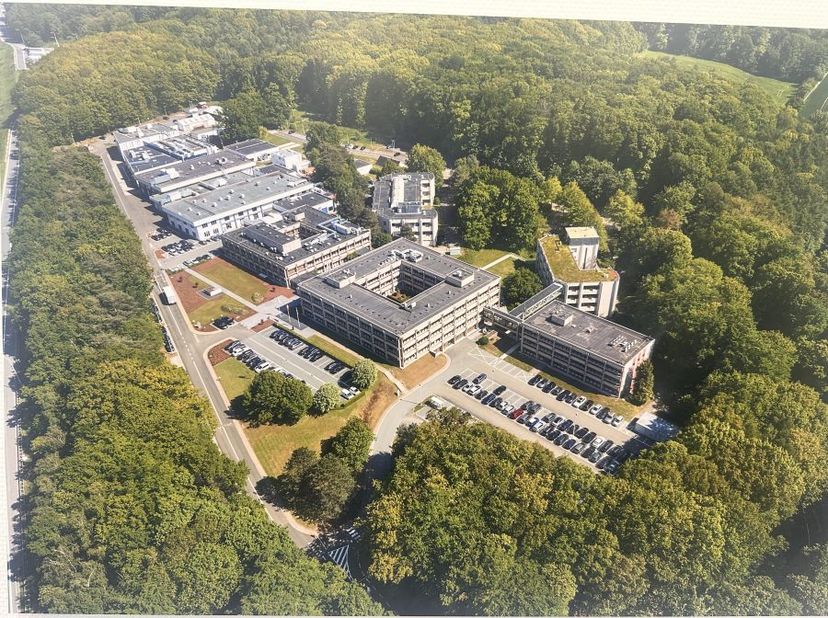 Kantoren en magazijnen te huur in Kortenberg. Gelegen aan E40. Parking op site.<br />
<br />
--------<br />
opsplitsbaar<br />
<br />
te huur - kantoo