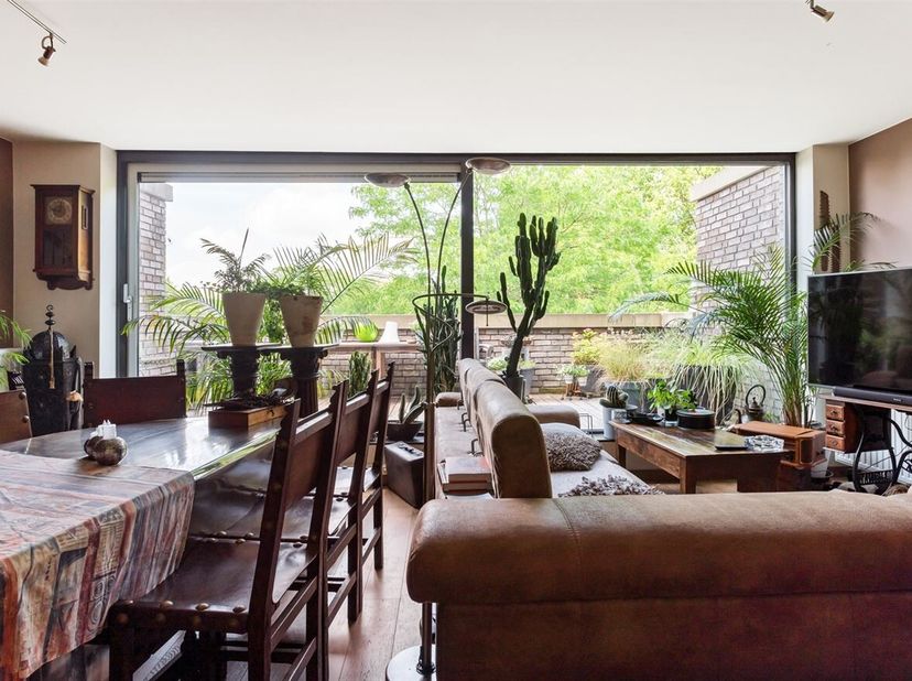 Ligging: Dit verzorgd duplex appartement is centraal gelegen in Brasschaat, op wandelafstand van scholen, winkels en openbaar vervoer. <br />
Beschrij