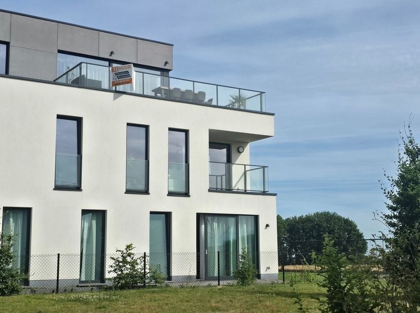 Deze prachtige luxe penthouse, gelegen op de 2de verdieping  van een modern en recent gebouw in Sterrebeek, biedt een unieke combinatie van comfort, r