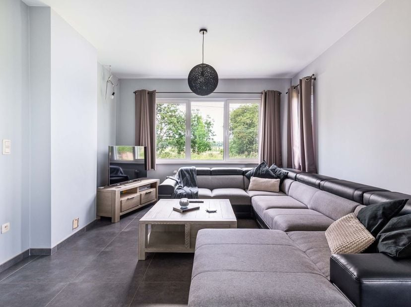 Deze vrijstaande woning geniet van een rustige ligging in een groene, landelijke omgeving met een prachtig uitzicht op achterliggende weilanden. Tegel