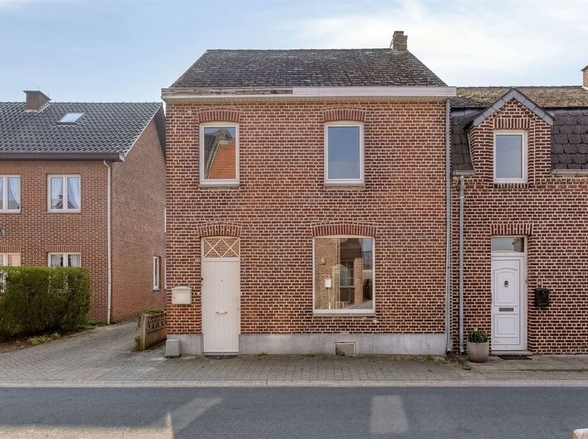 Charmante halfopen bebouwing met 3 slaapkamers, omheinde tuin en zonnepanelen, gunstig gelegen nabij het centrum van Maaseik.<br />
<br />
ALGEMEEN<