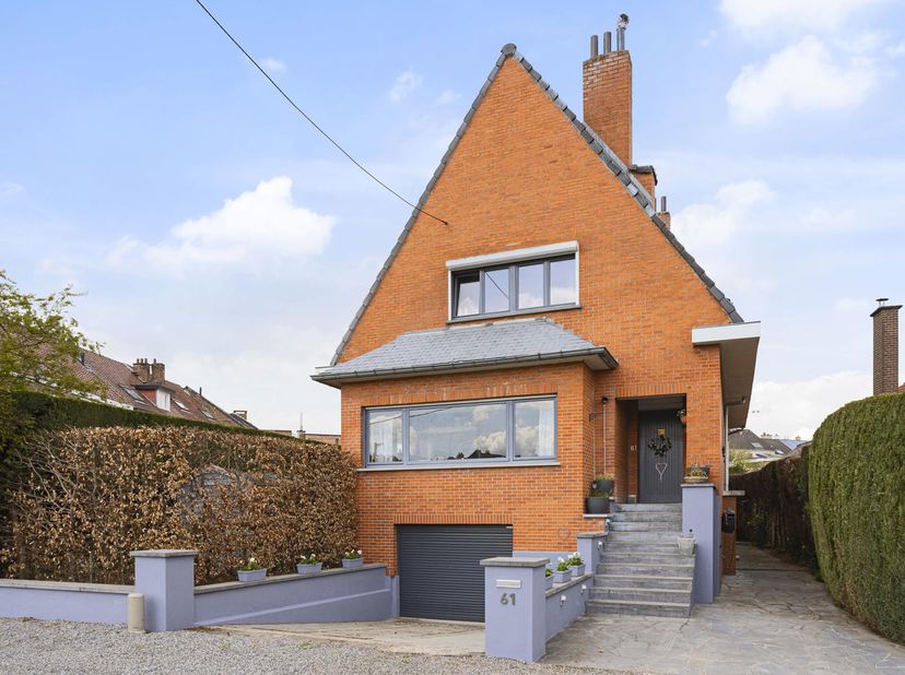 Super leuk gerenoveerde en ruime villa op een perceel van 4are op een TOP-LIGGING. De villa is rustig gelegen, op een zijtak van de Stationsstraat te
