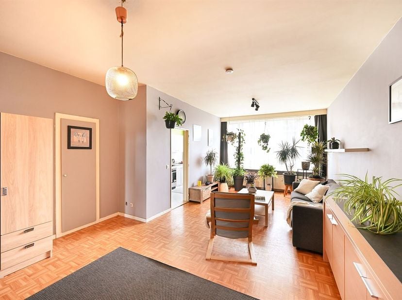 Op de vierde verdieping van een verzorgd gebouw aan de Plantin &amp; Moretuslei bevindt zich dit appartement met twee slaapkamers en veel potentieel. De l