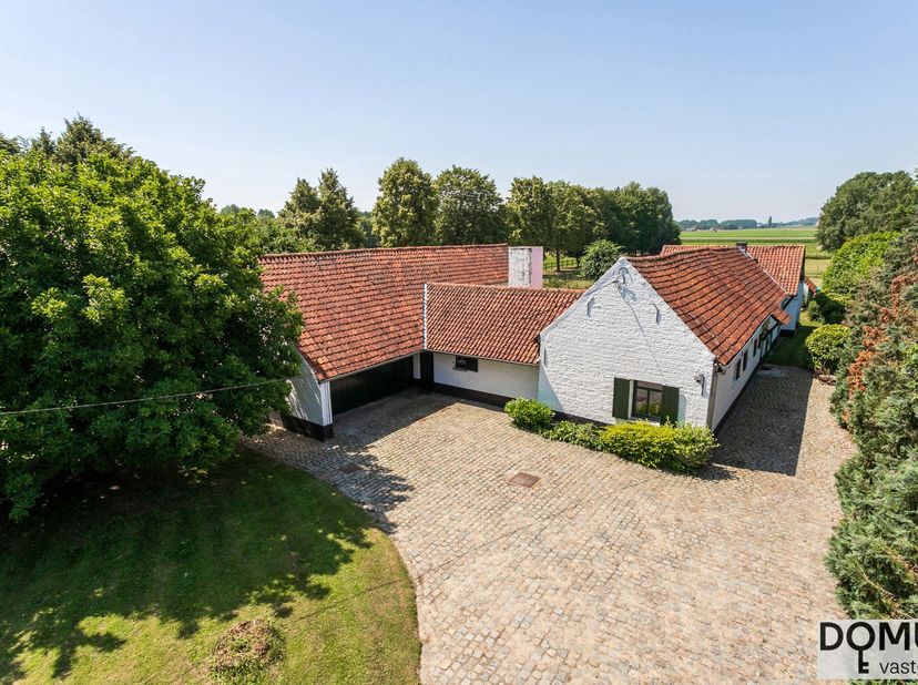 Op zoek naar een unieke woonplek in een absolute topligging in het landelijke Oppem? Deze charmante hoeve is werkelijk een buitenkans voor wie houdt v
