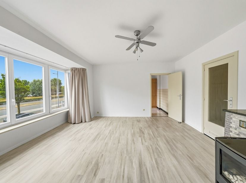 In Oostende bevindt zich dit ruime appartement op de eerste verdieping van een verzorgd gebouw uit 1965. Met een bruikbare vloeroppervlakte van 103 m²