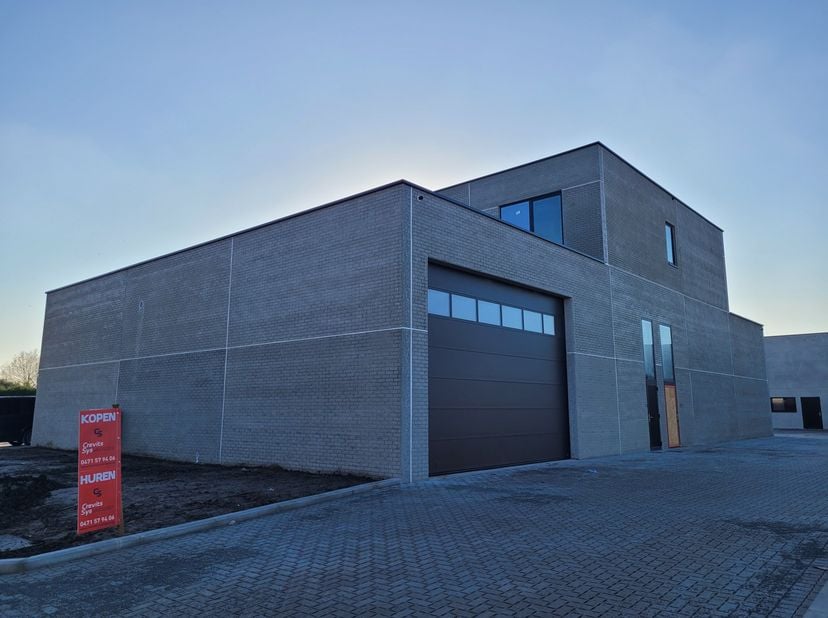Langs de Hoogledestraat in Kortemark treffen we dit Nieuwbouw KMO project. Hier wordt gebouwd aan 7 KMO units, waarvan er nog 2 te koop zijn (138 m² e