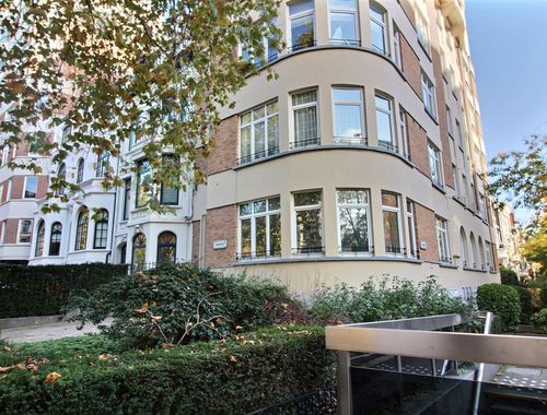                                         Bureaux à louer à Etterbeek, € 2.000

