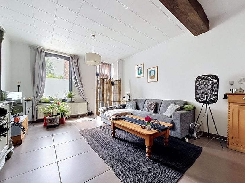 Stap binnen in deze charmante rijwoning in het hart van Gelrode, waar authenticiteit en comfort elkaar moeiteloos vinden. Met haar 3 slaapkamers, een