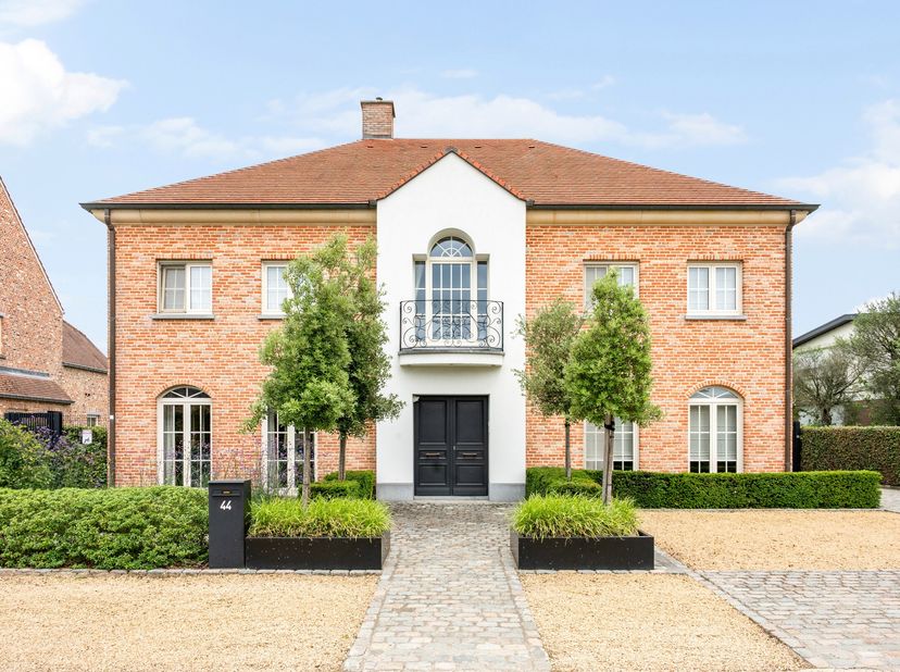 Prachtige villa met 4 slaapkamers op een mooi, ruim perceel van 1.649 m². Op het gelijkvloers bevindt zich een ruime leefruimte met eetkamer en salon,