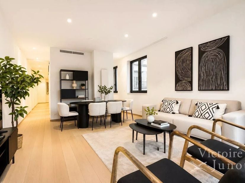 Gelegen in het hart van de Brugmannwijk, biedt Victoire-Junot u, in het NEURAY 12-gebouw, dit luxe appartement van 136 m².<br />
Het bestaat uit: een