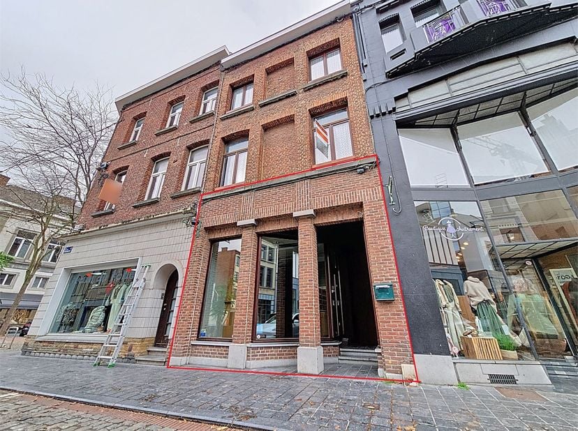 L’immobilière de la Sille a le plaisir de vous présenter cet espace commercial ou de bureau, localisé au centre d’Ath, à proximité de la Grand’Place e