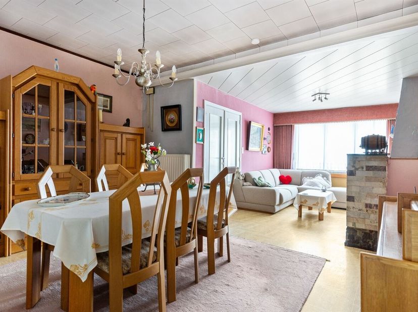 Te renoveren woning met 3 tot 4 slaapkamers te Merksem!<br />
Op zoek naar een woning waar u volledig uw eigen stempel op kan drukken? Deze te renover