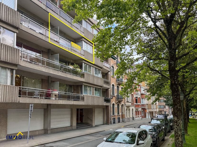 Dit verzorgde appartement bevindt zich op de derde verdieping van de residentie 'Greenpark' met lift en biedt een aangename combinatie van comfort, li