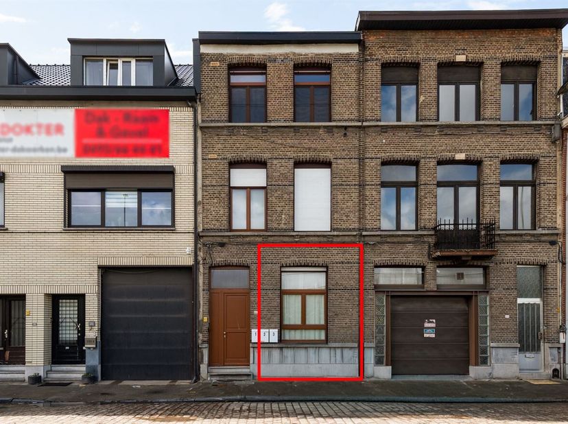 Modern, GLV appartement met 1 slpk en terras<br />
Ligging:<br />
Dit appartement is gelegen op de gelijkvloerse verdieping van een kleinschalig gebou