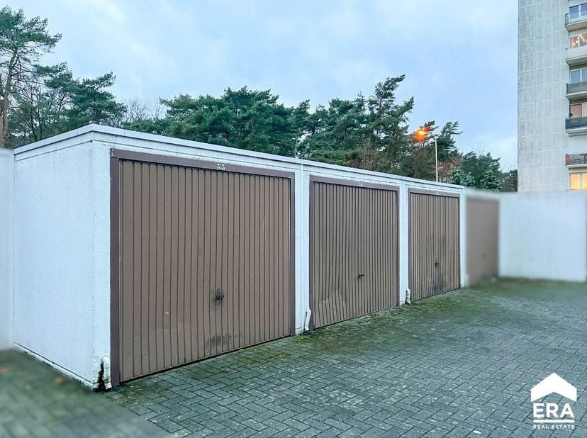 Deze set van 5 garageboxen aan de Zonneweeldelaan biedt een uitstekende investeringsmogelijkheid in een strategische locatie vlakbij het wooncomplex '