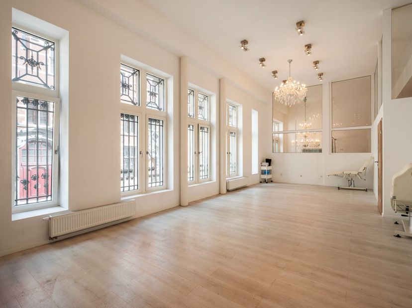 Au cœur du centre historique d'Anvers, à deux pas de la Meir, de la Groenplaats et de la Grand-Place, se trouve cet exceptionnel espace de bureau en d
