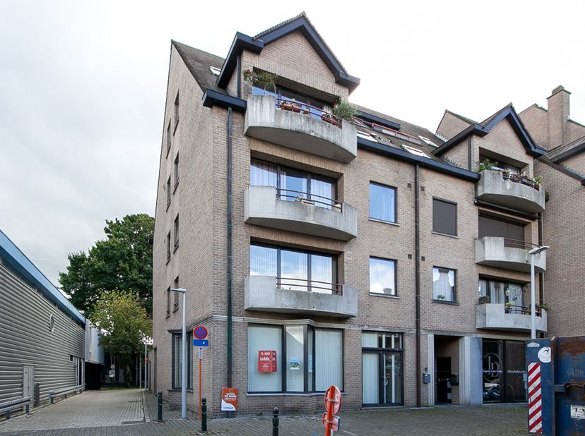 CENTRAAL GELEGEN WINKELRUIMTE -<br />
Centraal gelegen WINKELRUIMTE, nabij muziekacademie. Parkeergelegenheid in nabijheid. Ideaal voor uitbouw eigen