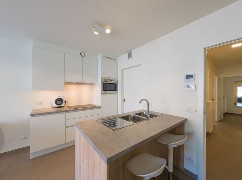 MODERN APPARTEMENT IN MIDDELKERKE - MODERN WONEN OP ZN BEST<br />
Ontdek dit prachtig ingerichte appartement van 75 m² in het bruisende kustplaatsje M