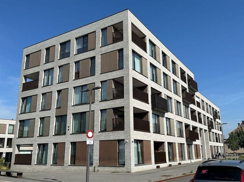 Ruim 2-slaapkamerappartement met 2 terrassen, autostaanplaats en kelderberging in Turnhout<br />
Ligging: Gelegen in de Smiskensstraat in Turnhout, op