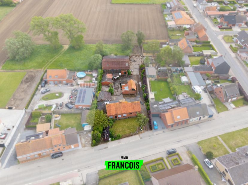 Op zoek naar een eigendom met karakter, ruimte en eindeloze mogelijkheden? Deze te verbouwen hoeve in Langemark-Poelkapelle biedt een unieke kans voor