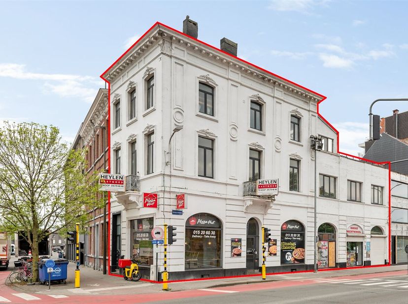 Brusselsepoortstraat 2 in Mechelen is centraal gelegen, vlak bij de historische Brusselpoort de enige overgebleven middeleeuwse stadspoort van Mechele