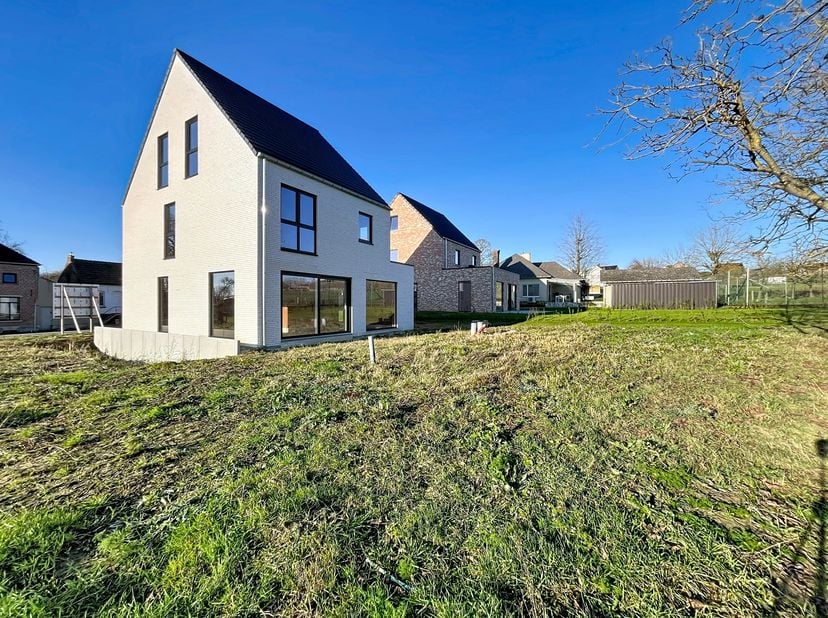 Profitez de l'harmonie entre le confort contemporain et un mode de vie tourné vers l'avenir près de Ninove !<br />
SITUATION<br />
Cette villa économe