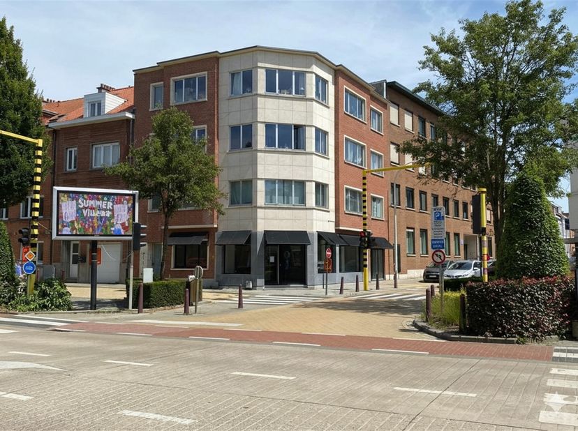 Zeer gunstig gelegen opbrengsteigendom bestaande uit een handelsgelijkvloers met ruime kelder en drie ruime appartementen. Het pand bevindt zich op wa
