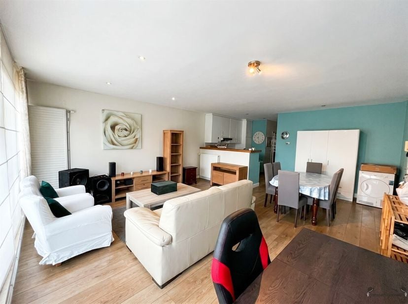 Ruim gelijkvloers appartement met 2 slaapkamers en afgesloten garagebox<br />
Bent u op zoek naar een ruim en instapklaar gelijkvloers appartement op